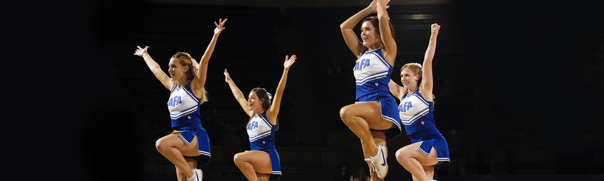 Copertina di Cheerleading, allenamento presente tra gli sport in elenco in SportEnciclopedia 